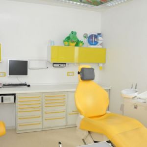 Behandlungszimmer gelb